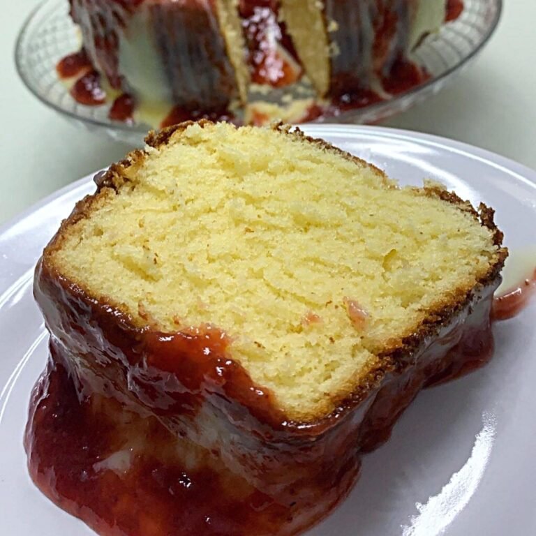 Bolo de leite ninho com cobertura de brigadeiro branco e geleia de morango